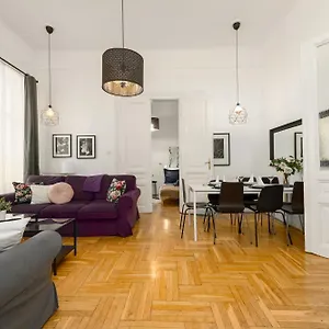 Apartamento Black & White Apartment At Nyugati Station - 3 Separate Br, Budapest